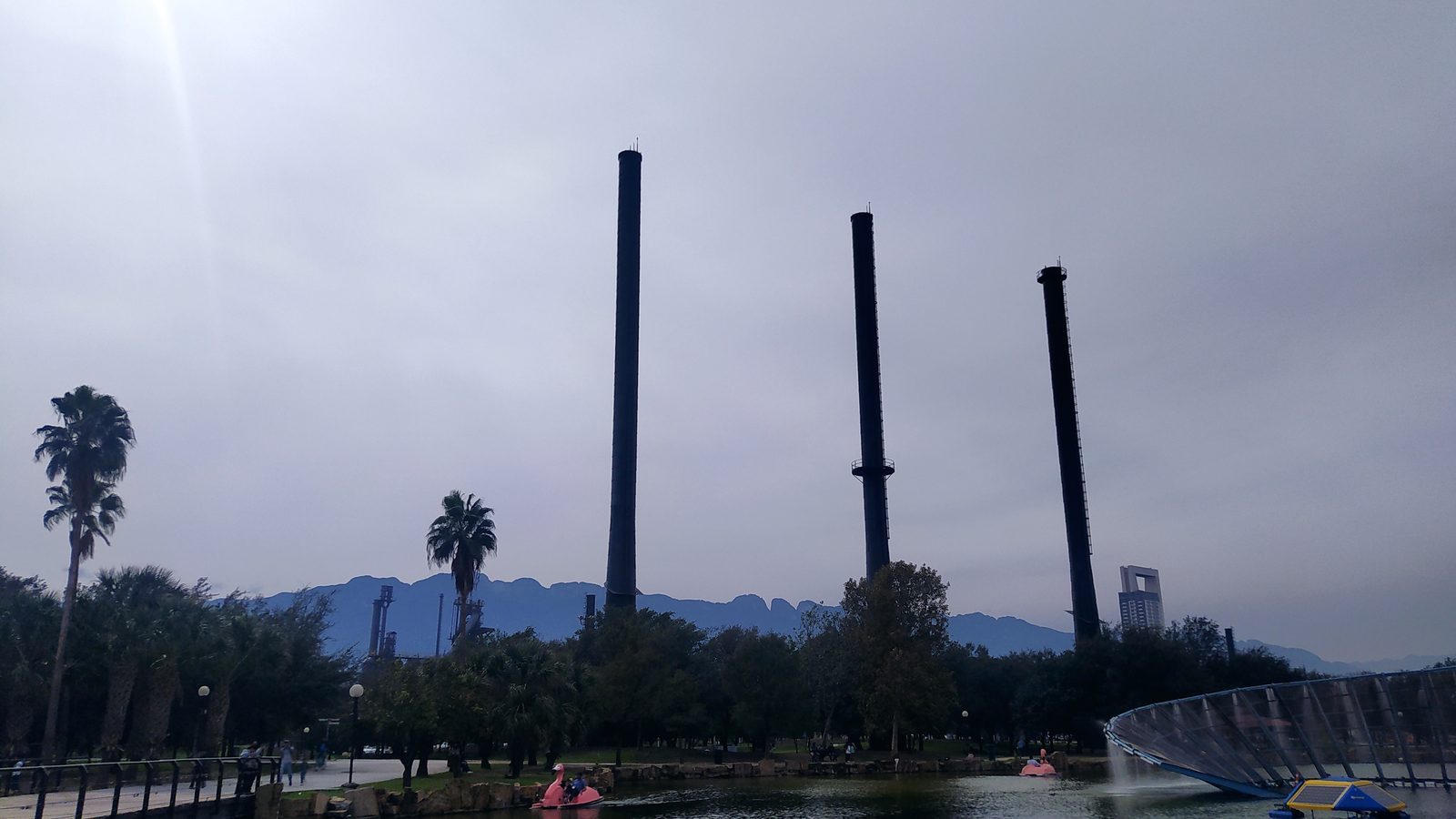 Interior del Parque Fundidora en Monterrey, espacio público con vegetación sobre suelo de antigua planta siderúrgica