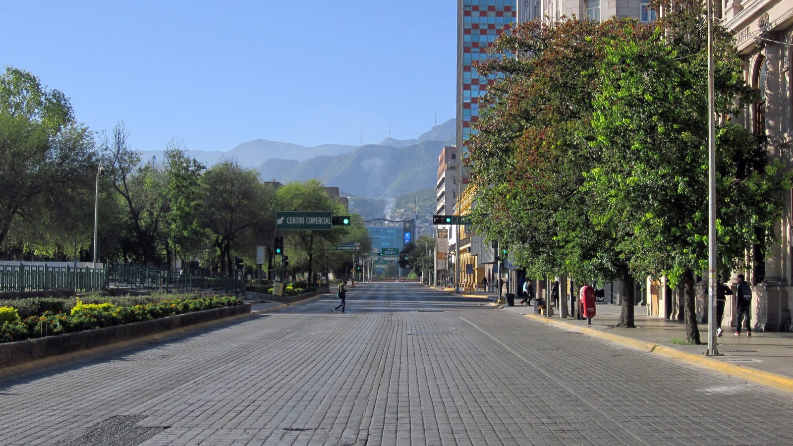 Macroplaza de Monterrey, una de las plazas cívicas más grandes de América Latina, con espacio público de escala urbana