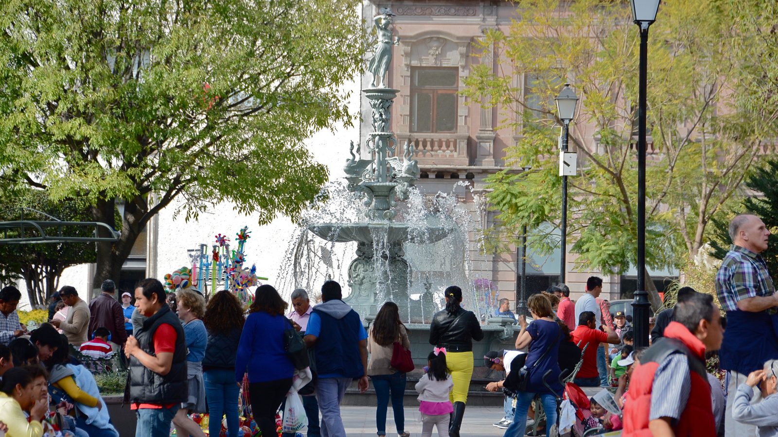 Jardín Zenea en el centro histórico de Querétaro, plaza colonial Patrimonio UNESCO con vegetación peatonal