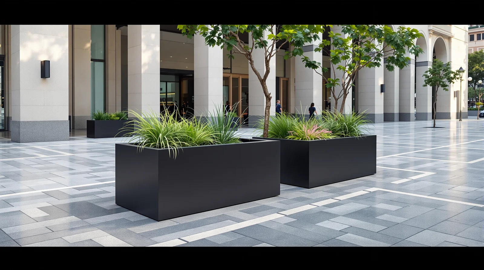 Jardineras rectangulares de metálicas en negro mate en plaza municipal mexicana