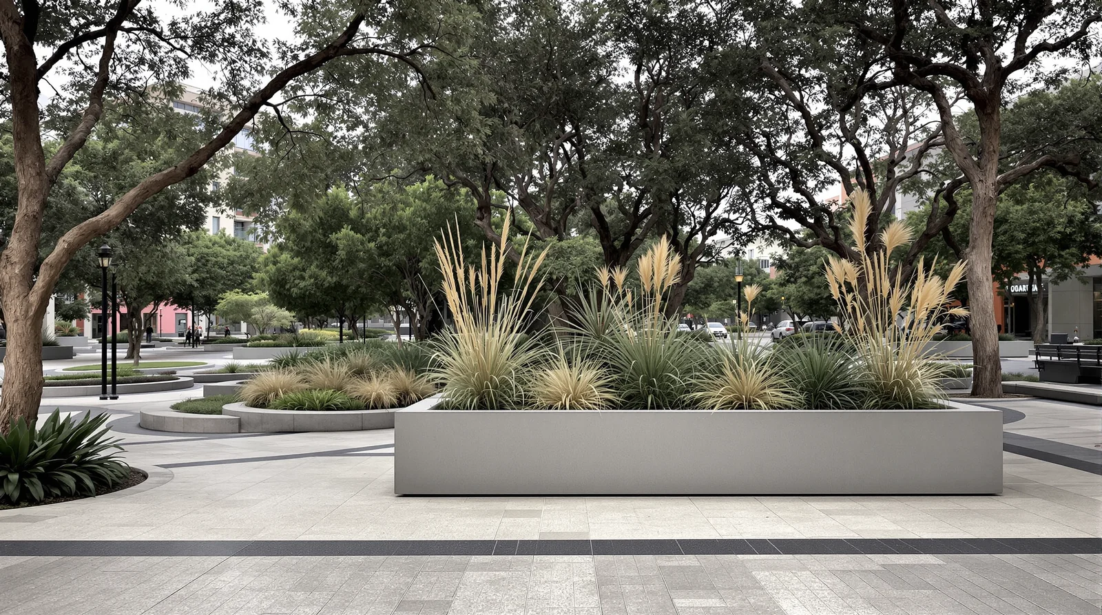 Jardinera de concreto pulido con plantación arquitectónica curada en parque urbano mexicano